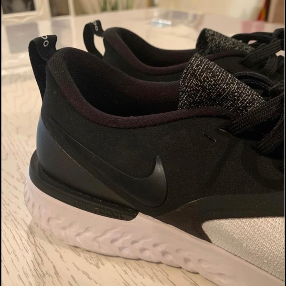 Nike Odyssey react fly knit women’s 8.5